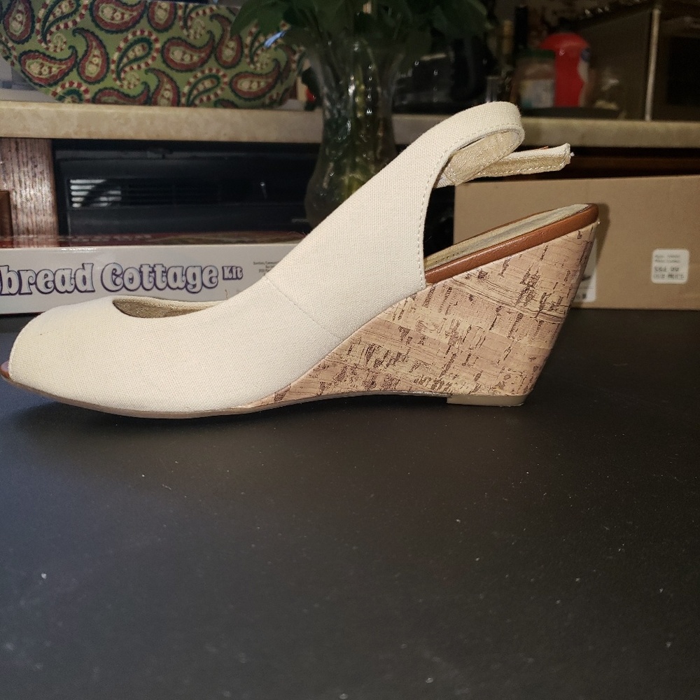 White canvas pump